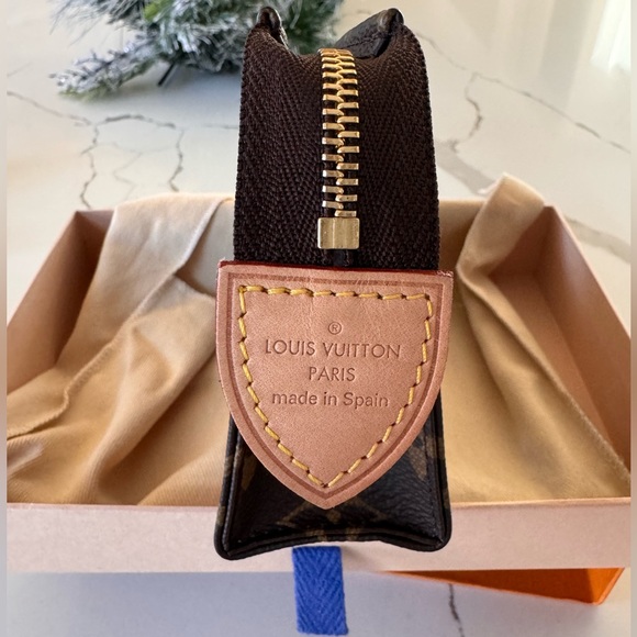 Louis Vuitton monogram toiletry pouch - Picture 2 of 9